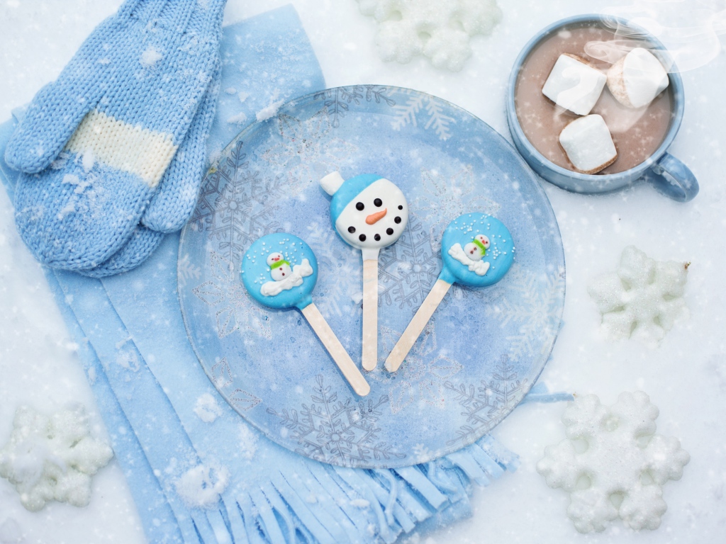 Новогодние конфеты на снегу с какао и варежками 