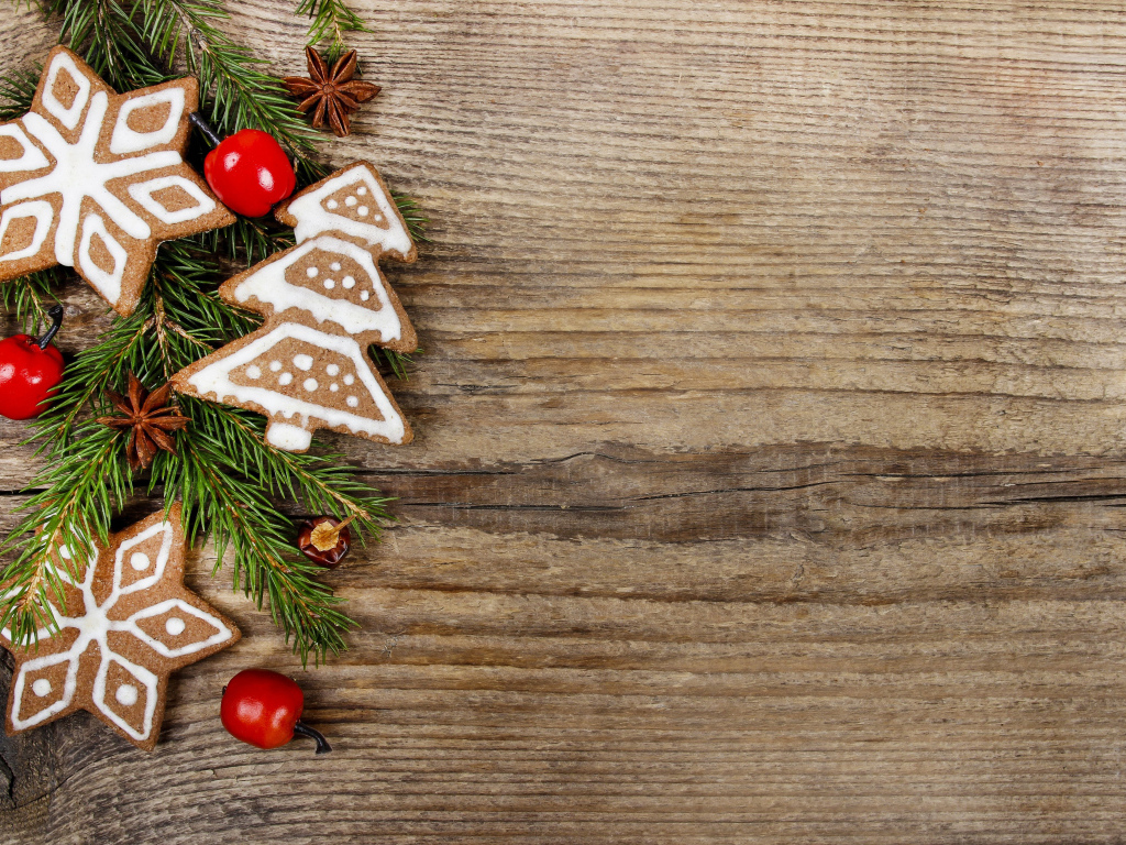 Рождественское печенье с еловой веткой на деревянном фоне 