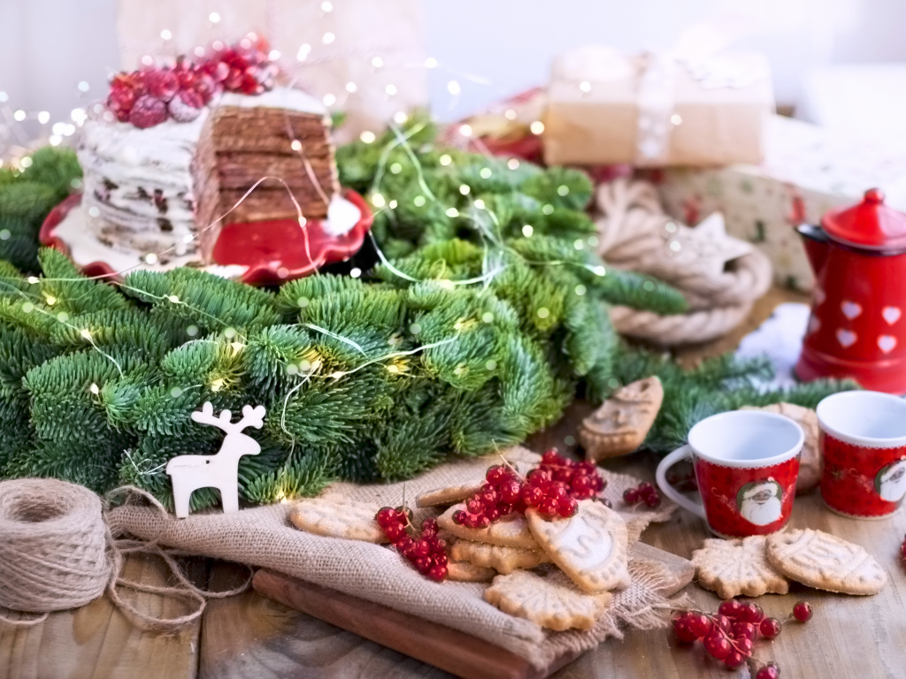 Рождественский венок с тортом на столе с печеньем 