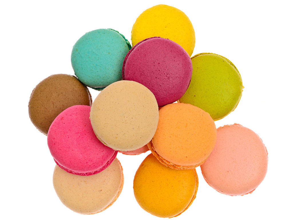 Разноцветный десерт макарун на белом фоне