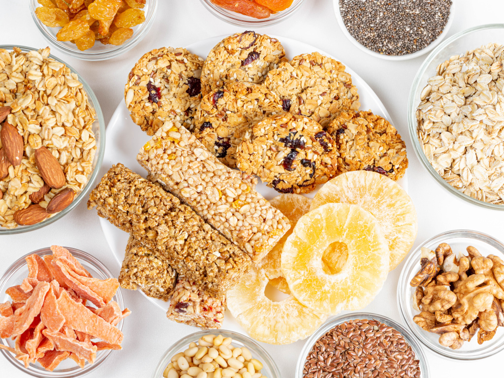 Печенье,  сухофрукты и злаки на столе 