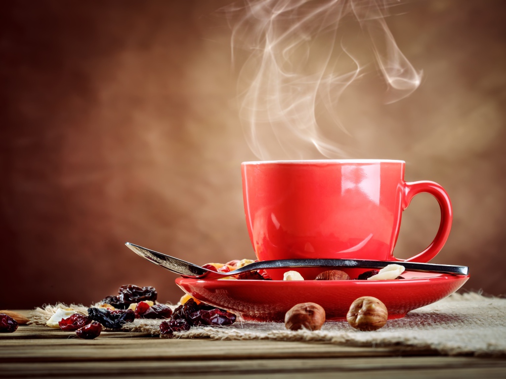 Чашка горячего кофе на столе с сухофруктами