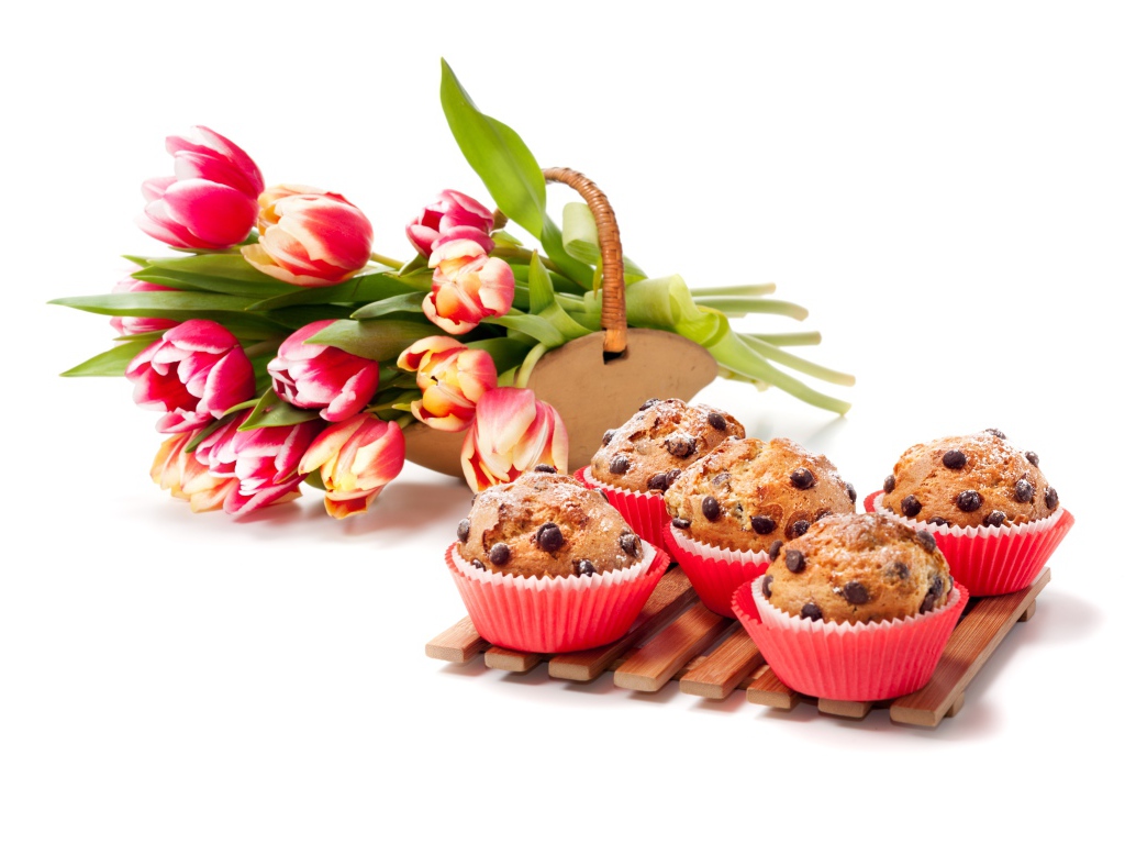 Кексы на белом фоне с букетом тюльпанов