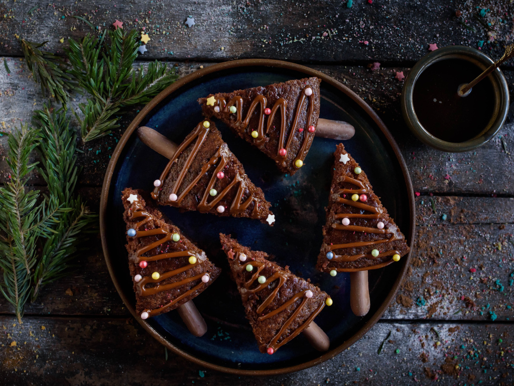 Вкусное шоколадное печенье с еловыми ветками и кофе на столе