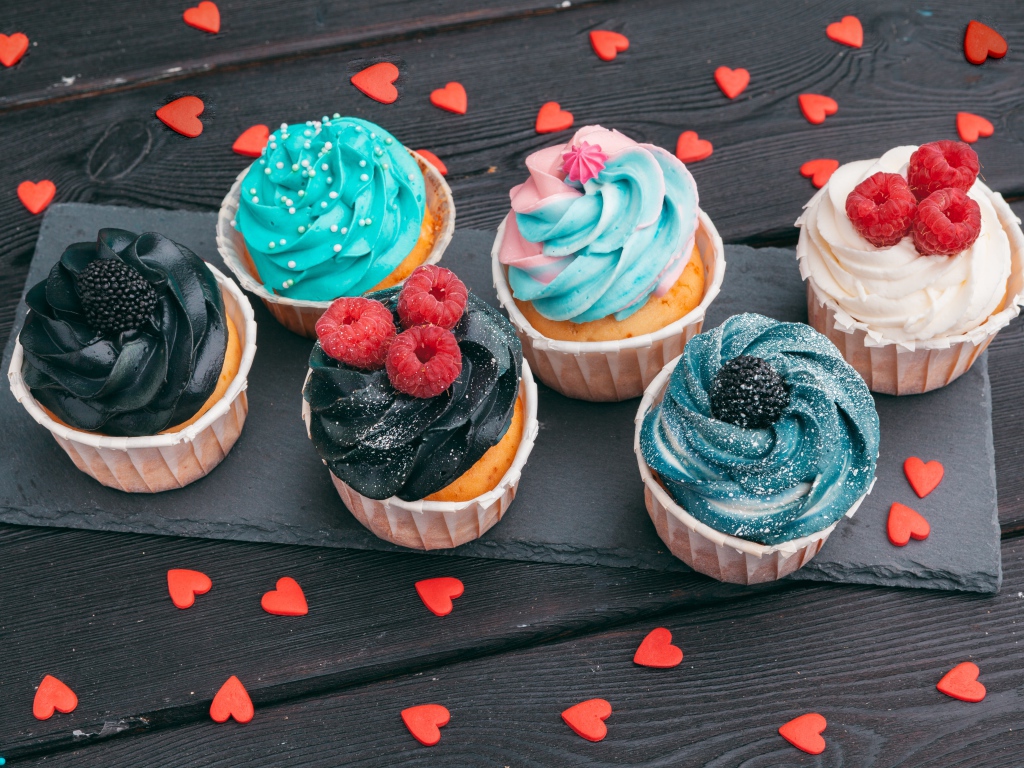 Вкусные кексы с разноцветным кремом 