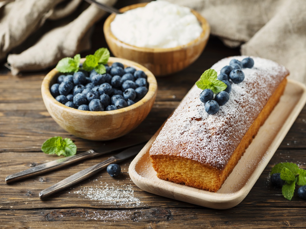 Свежий кекс с сахарной пудрой и ягодами черники