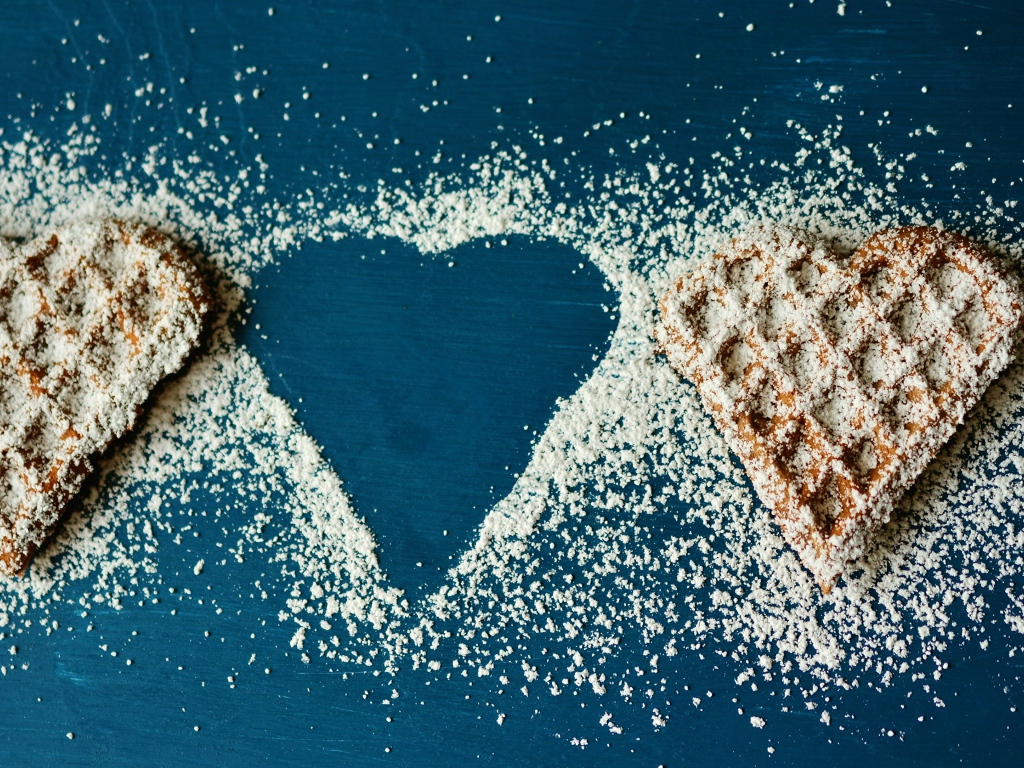 Печенье в форме сердца посыпанные сахарной пудрой