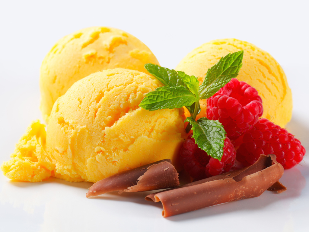 Шарики мороженого с малиной, шоколадом и мятой на белом фоне