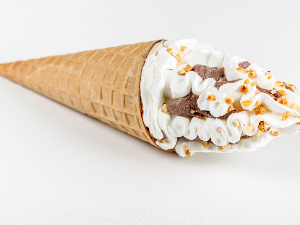 Мороженое рожок с орехами и шоколадом