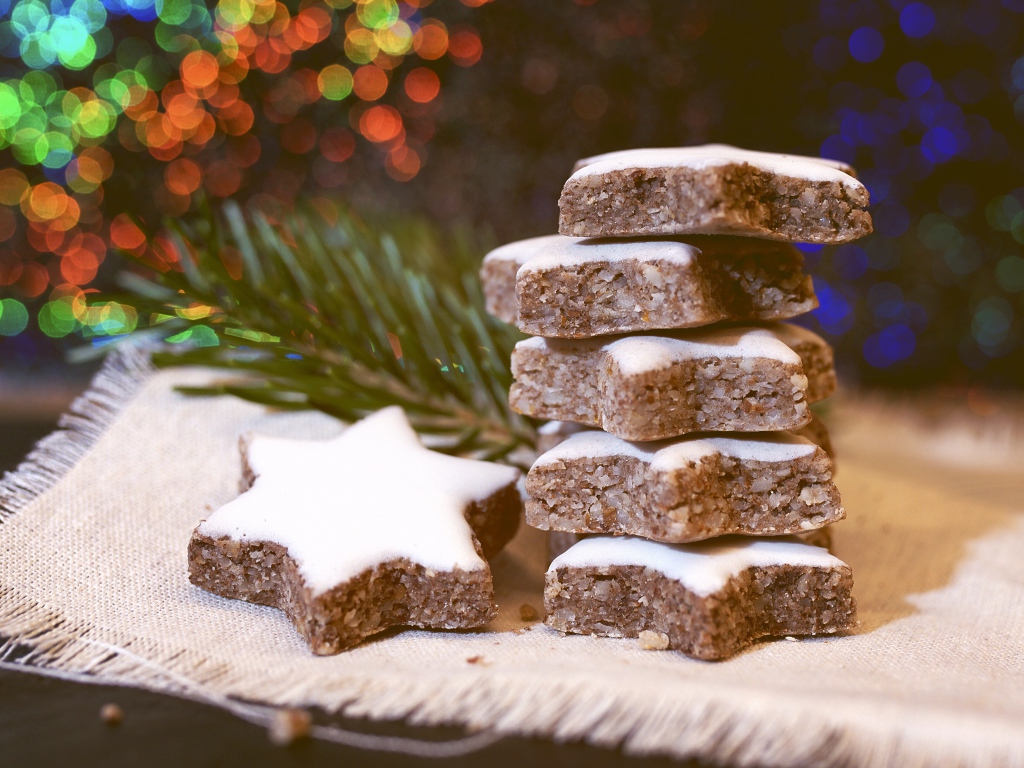 Печенье с глазурью на столе с еловой веткой 