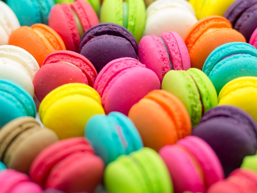 Много разноцветного десерта макарун крупным планом