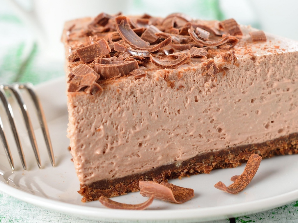 Торт мусс с шоколадной стружкой на тарелке