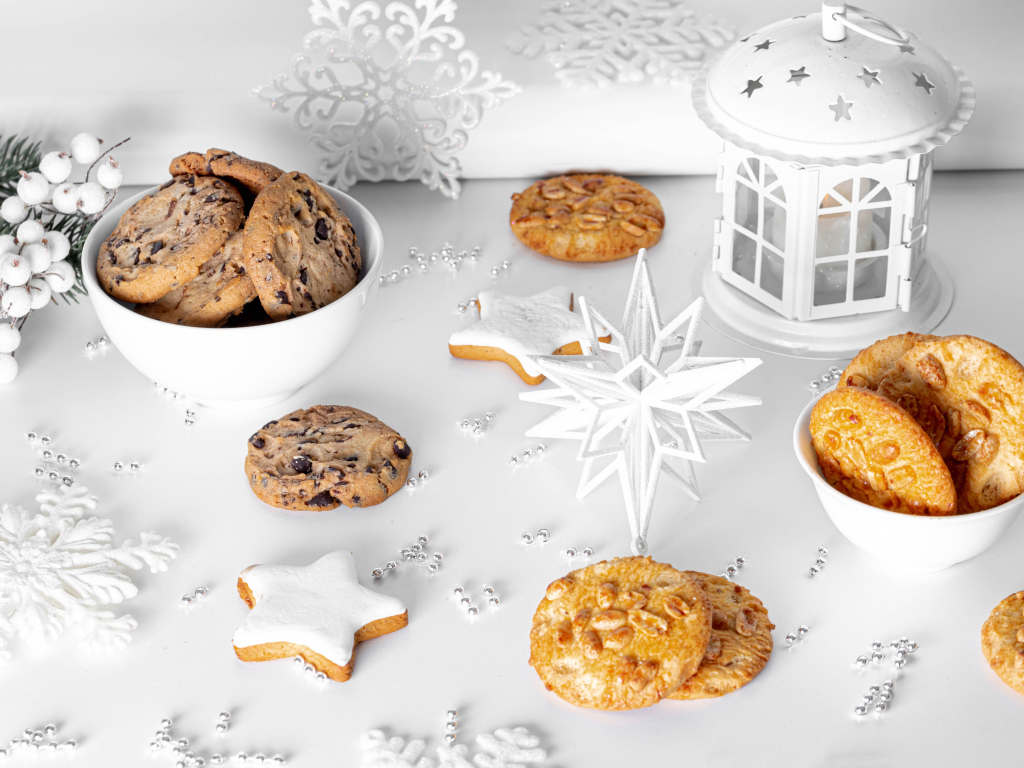 Овсяное печенье на столе с фонарем и бусами