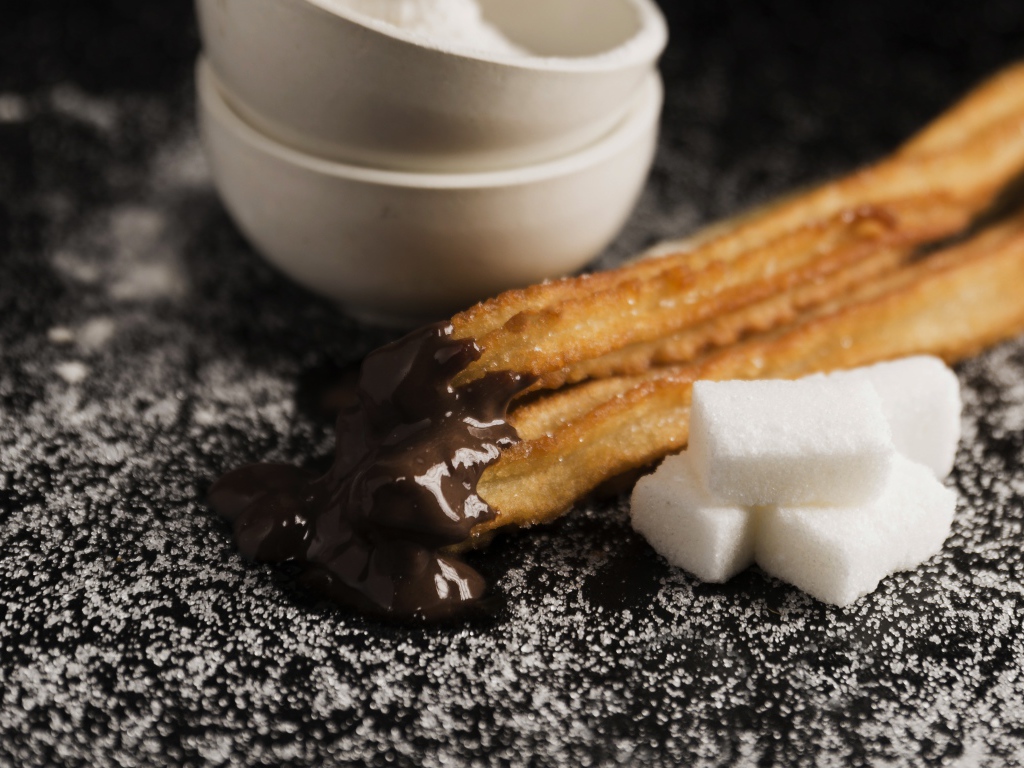 Выпечка с шоколадом на столе с сахаром