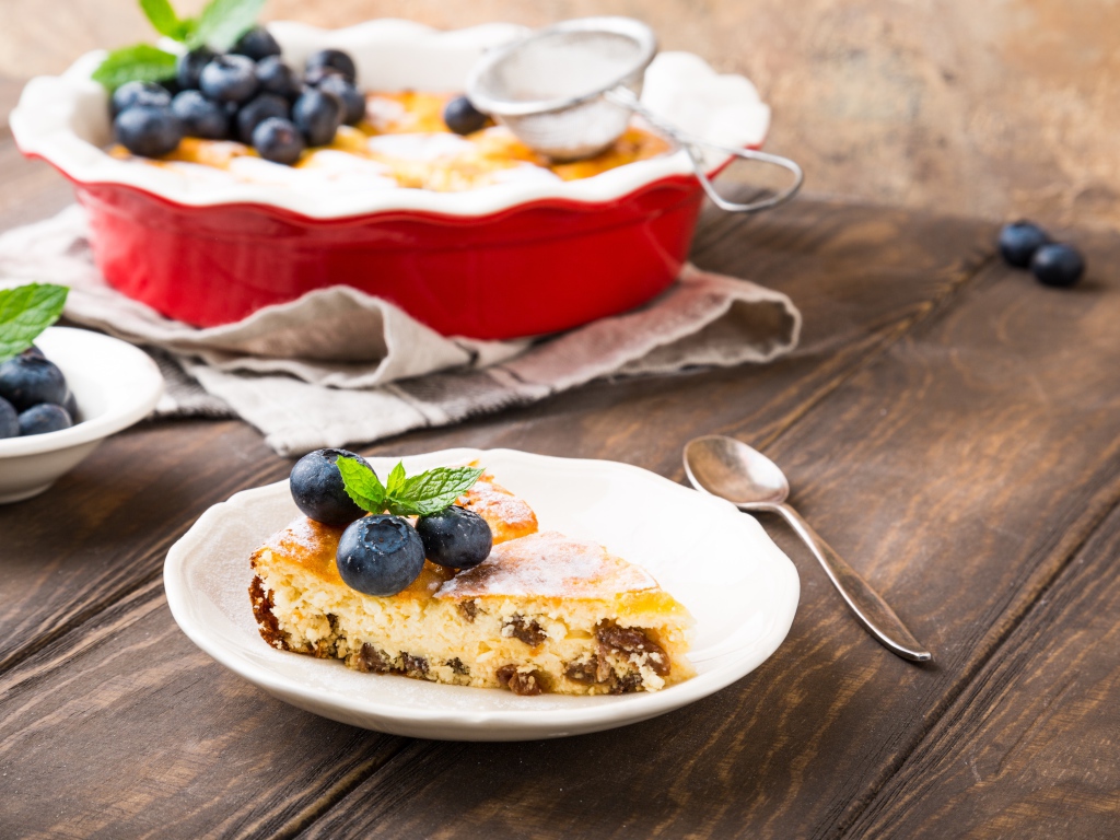 Пирог с изюмом и ягодами черники на столе