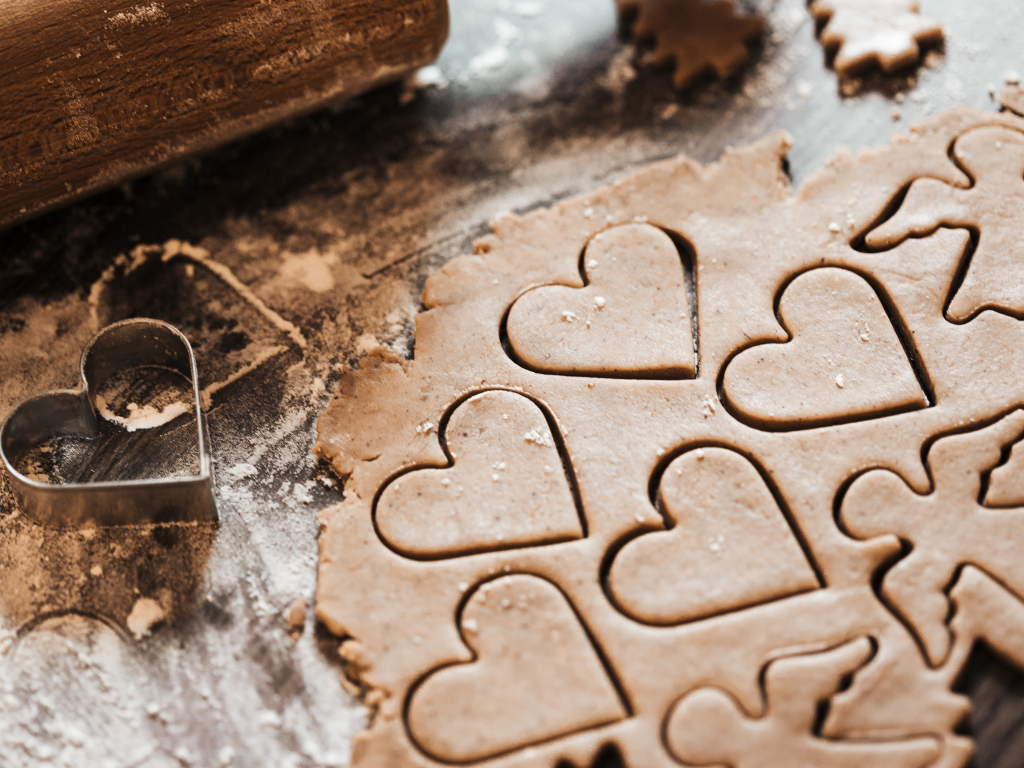 Сырое печенье в форме ангелов и сердечек