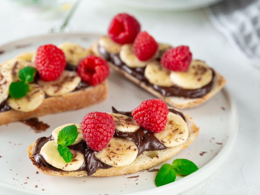 Бутерброды с шоколадом, бананами и малиной 