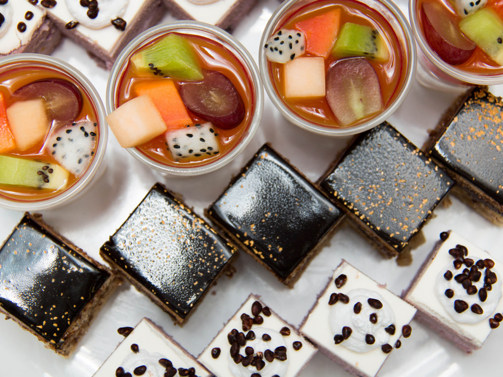 Вкусные пирожные на столе с соком 