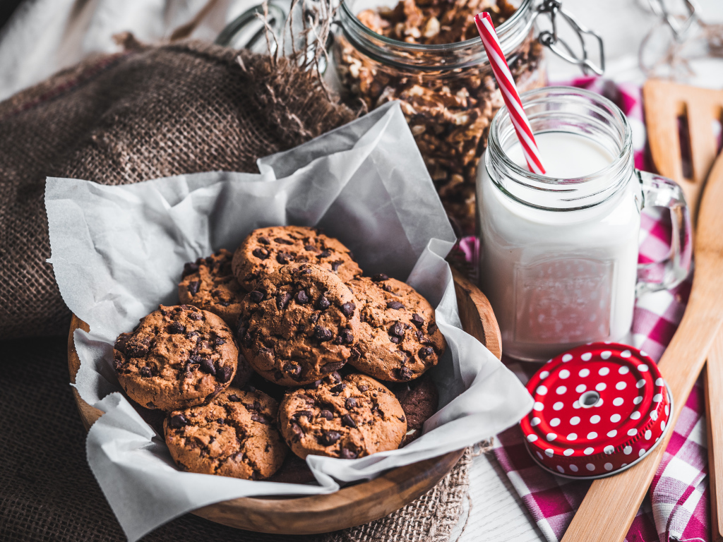 Вкусное печенье с шоколадом на столе с молоком 