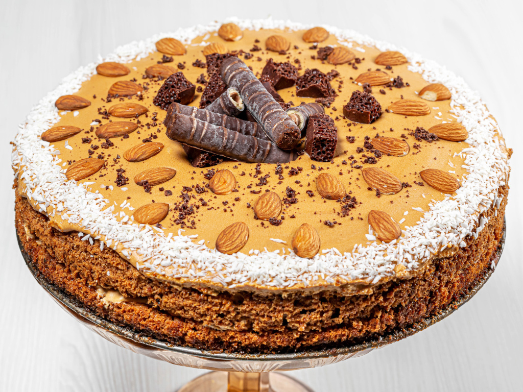 Вкусный вафельный торт с миндалем и шоколадом на белом фоне
