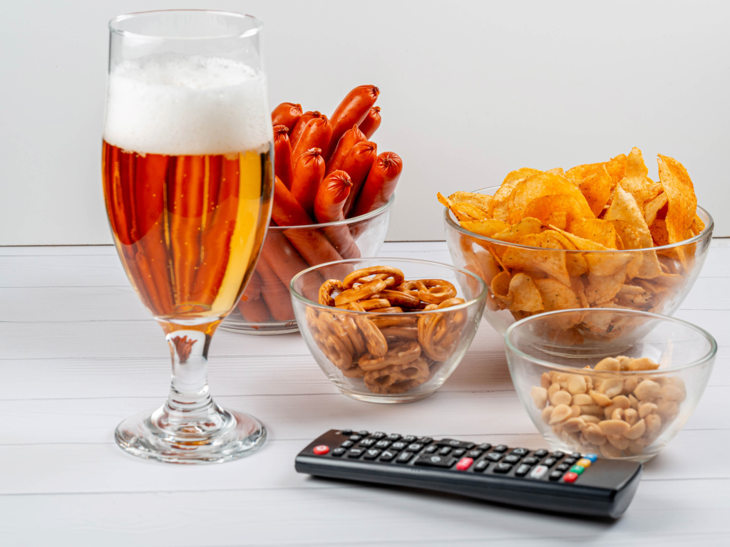 Пиво с закуской на столе  с пультом 