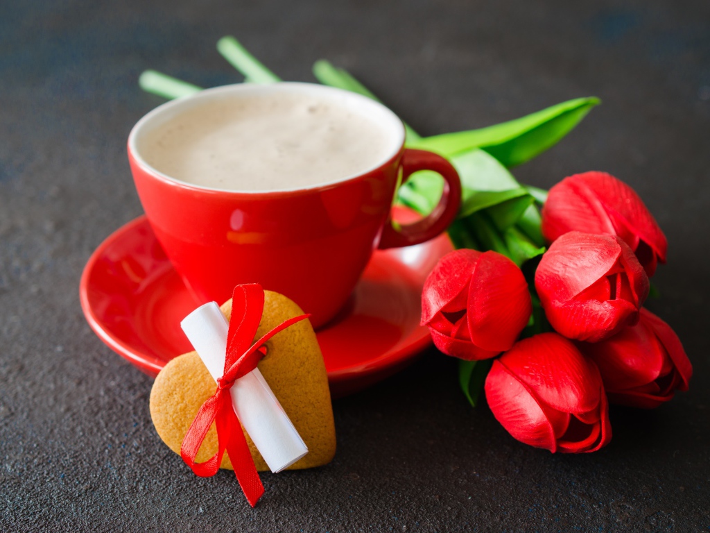 Букет тюльпанов и чашка кофе с печеньем на столе