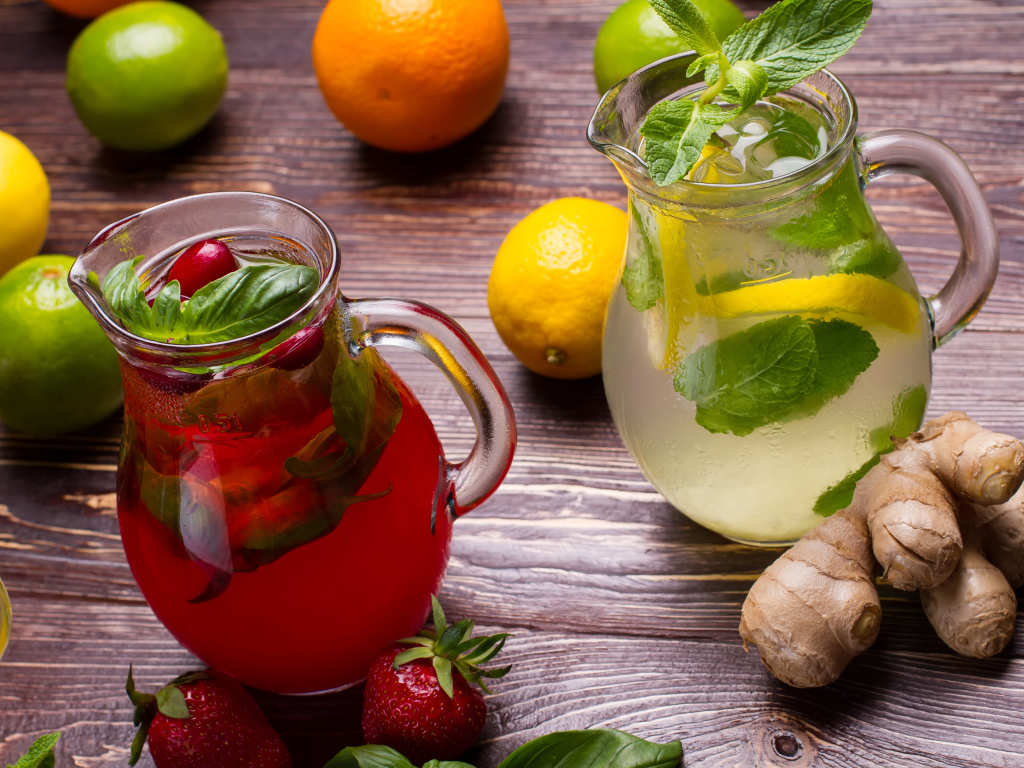 Холодный клубничный и лимонный мохито на столе с имбирем и цитрусовыми