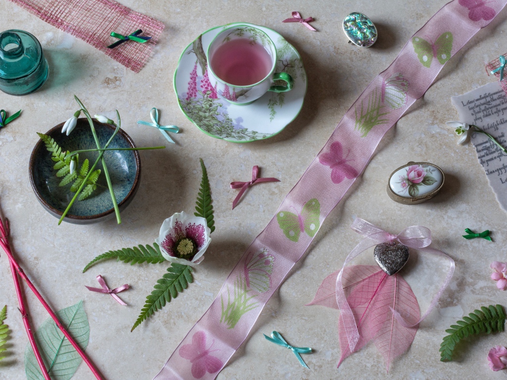 Чашка напитка на столе с лентами и украшениями