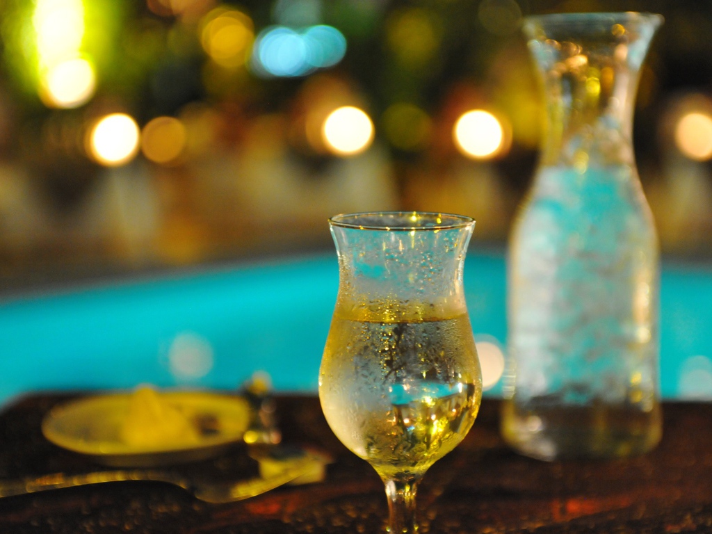 Бокал холодного вина на столе в кафе 