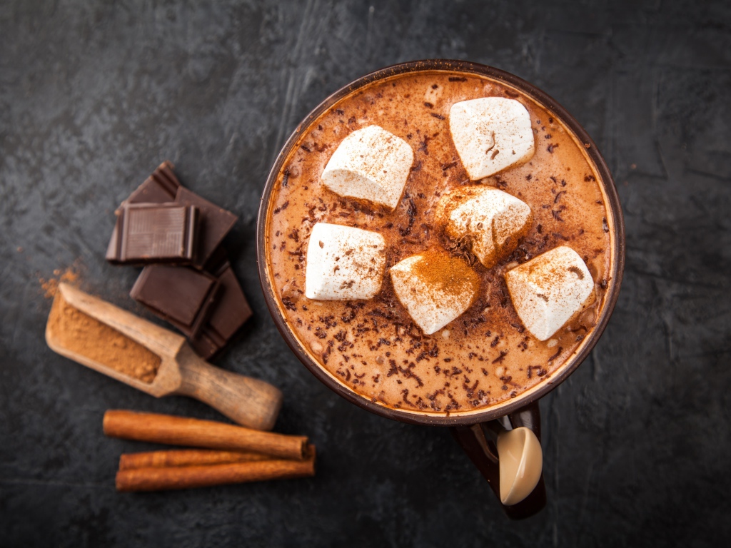 Горячий шоколад с маршмеллоу в чашке