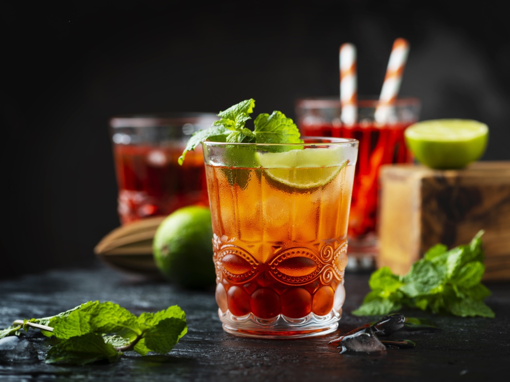 Холодный чай с лимоном на столе с мятой