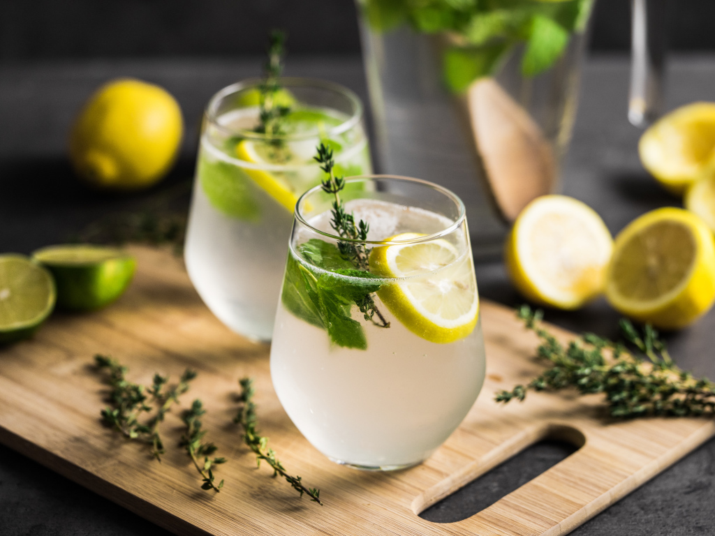 Два стакана мохито на столе с лимоном