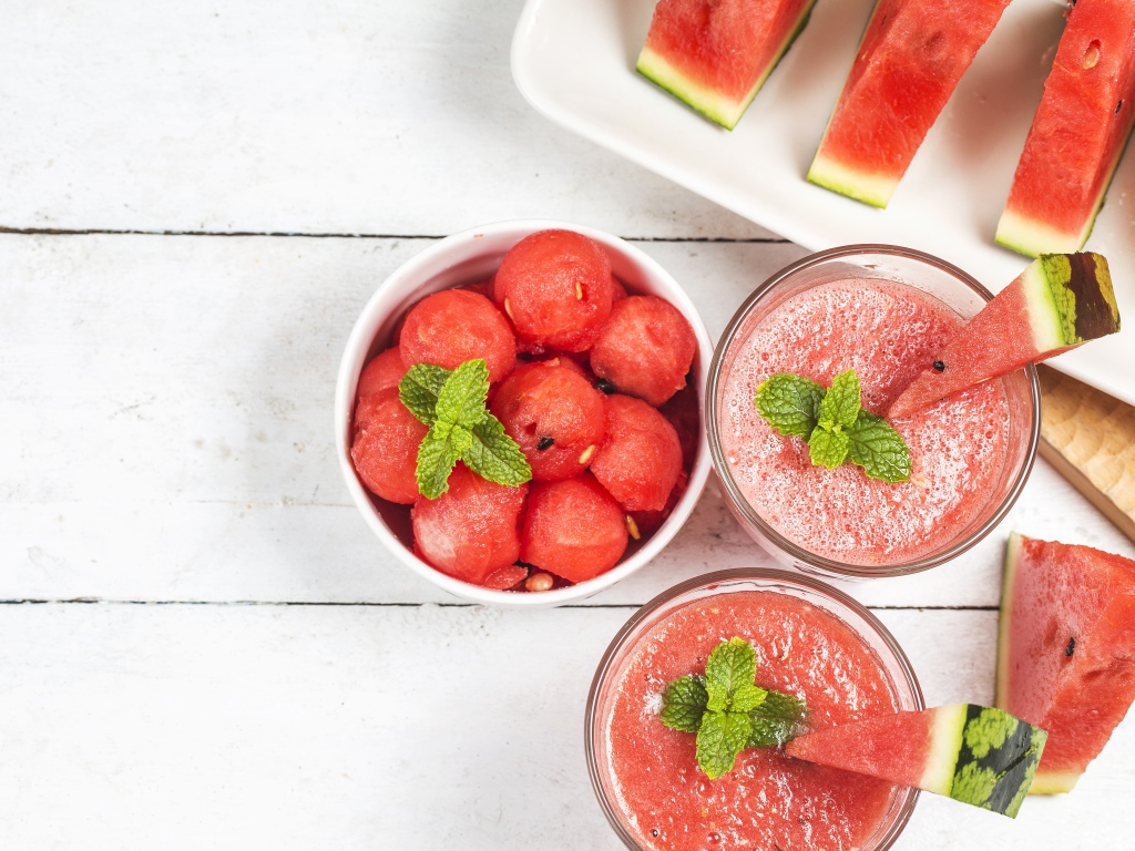 Два стакана смузи на столе с арбузом