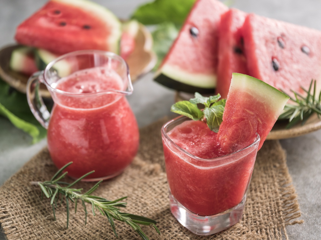 Арбузное смузи на столе с кусочками арбуза