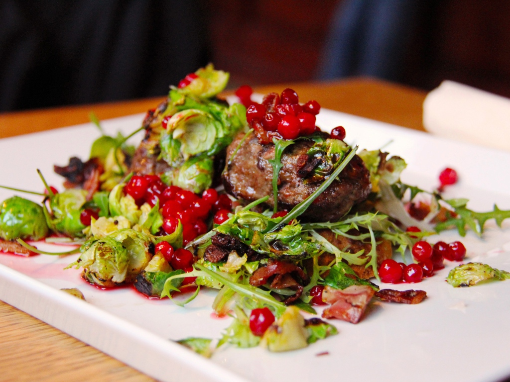 Кусок жареного мяса с салатом на тарелке