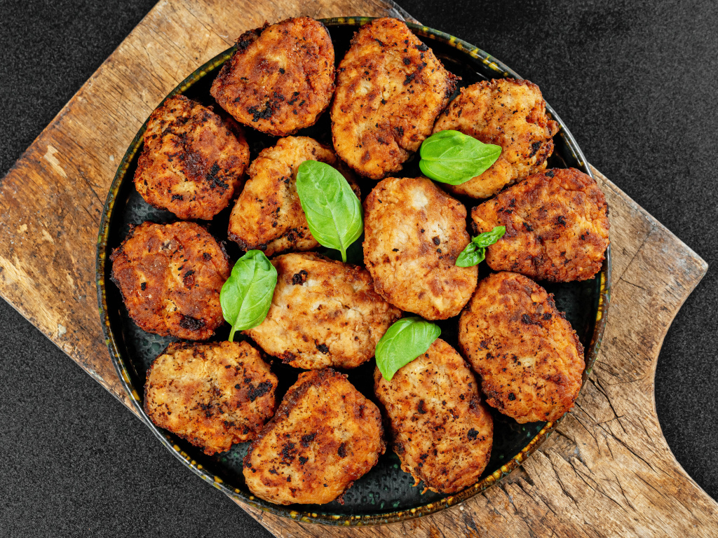 Котлеты в сковороде на столе