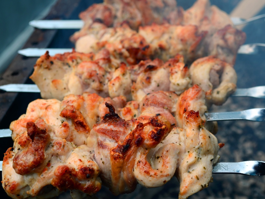 Вкусный шашлык из свинины на мангале 