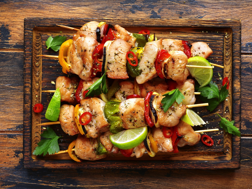 Вкусный куриный шашлык с овощами на шпажках