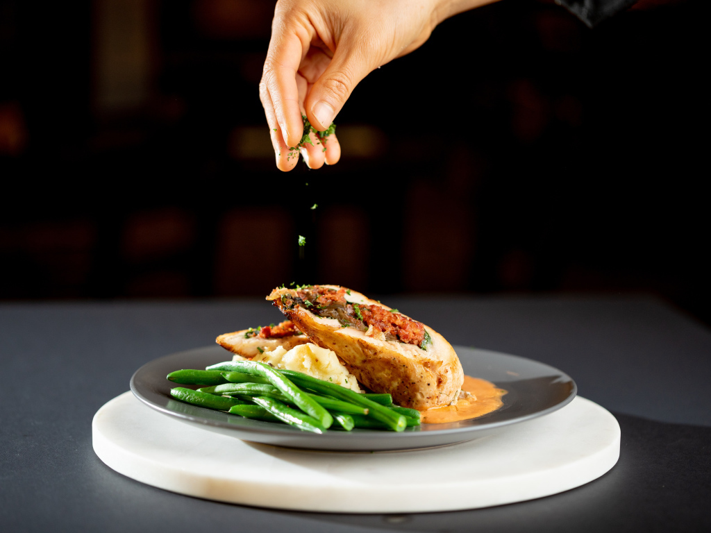 Рулет с зеленой фасолью на тарелке 