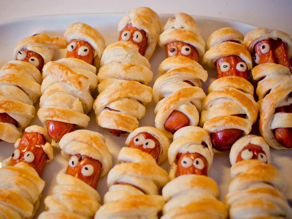 Сосиски в слоеном тесте на противне 