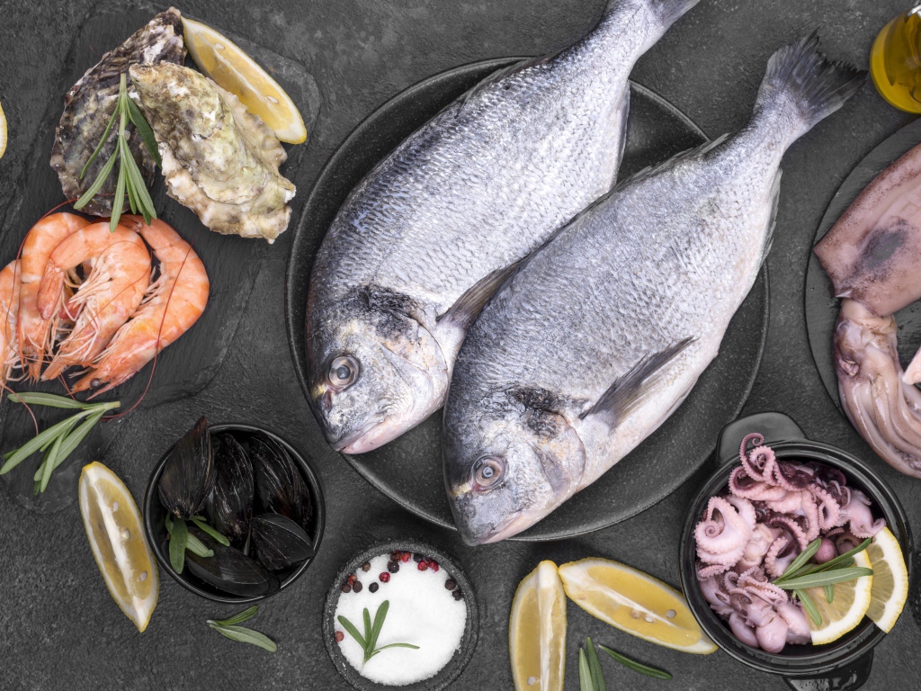 Свежие морепродукты на столе 