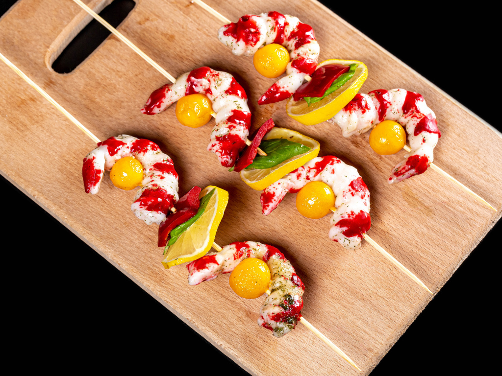 Креветки на шпажках с лимоном