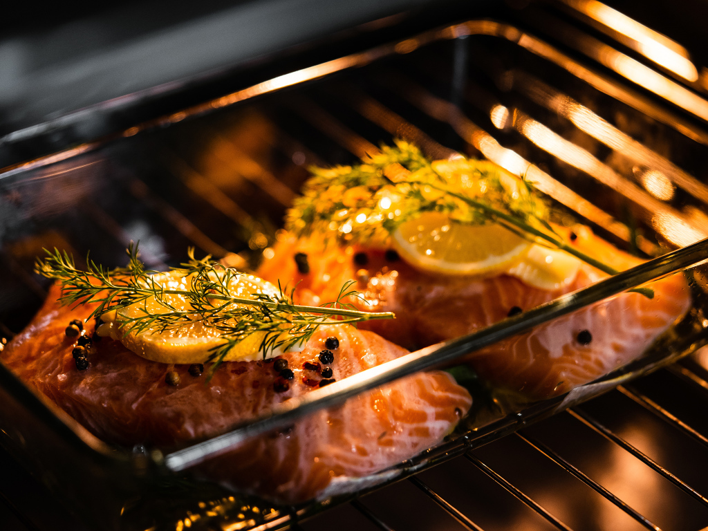 Кусочки красной рыбы на противне с лимоном 