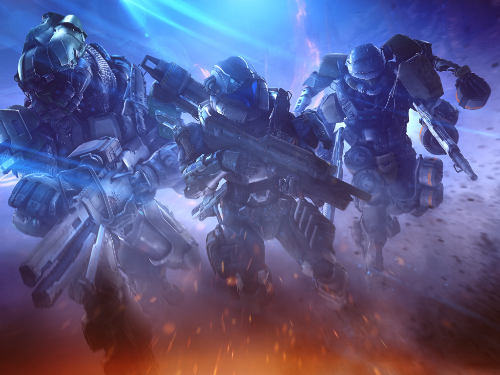 Три солдата с оружием бегут по земле