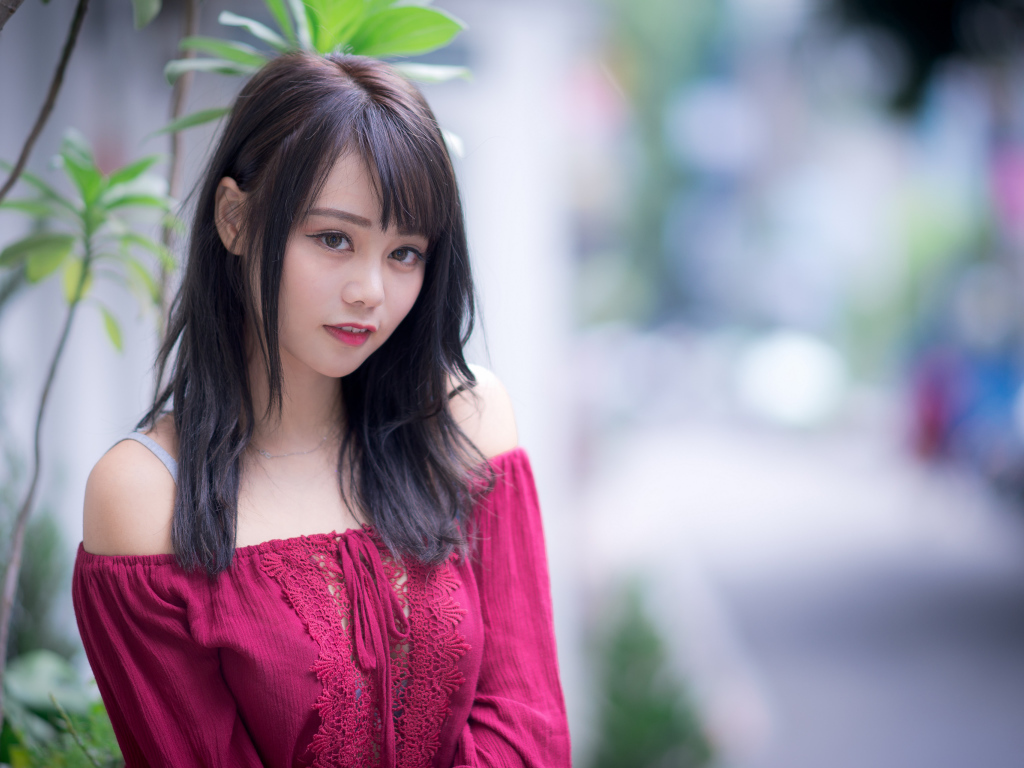 Девушка азиатка в красном платье с кружевом