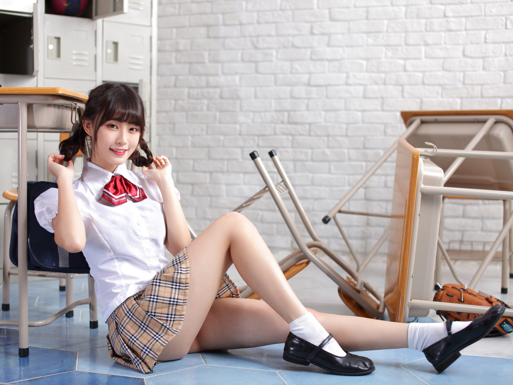 Девушка азиатка в школьной форме в классе