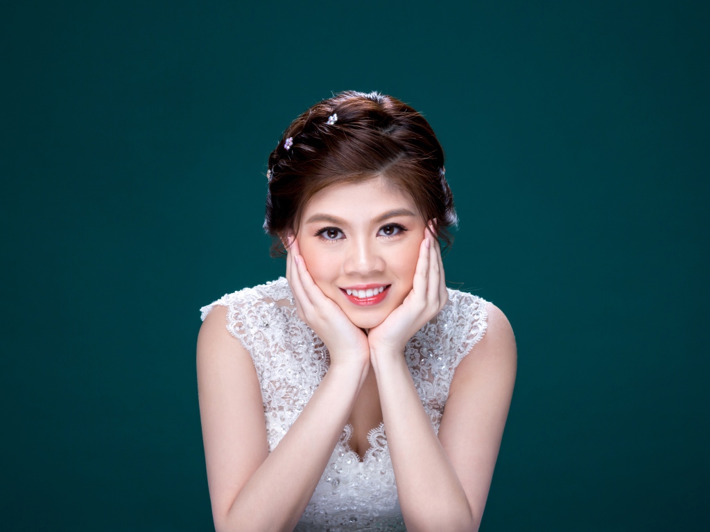 Красивая девушка азиатка в белом платье 