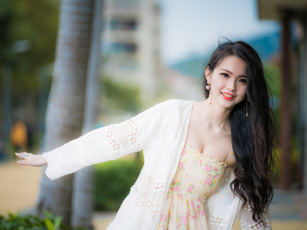 Красивая девушка азиатка в белой вязаной кофте