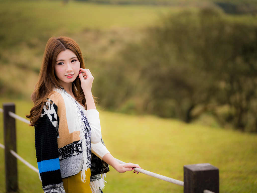 Красивая азиатка в теплой кофте 