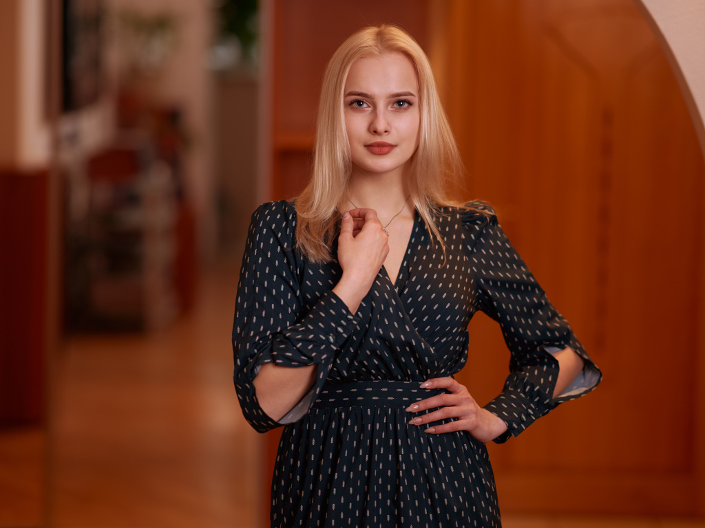 Красивая девушка блондинка в черном платье 